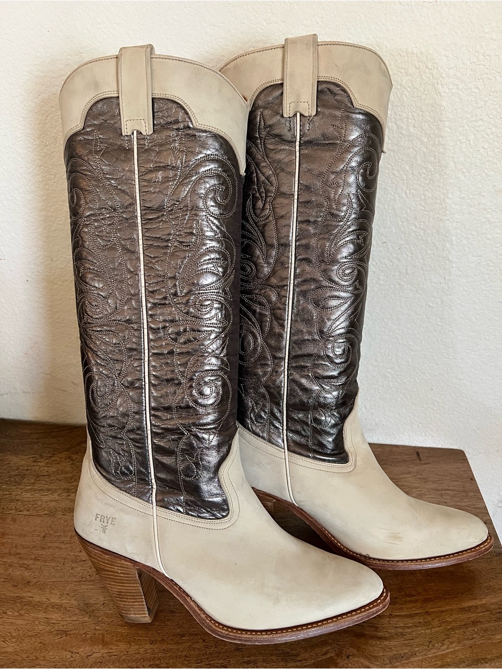 Vintage Frye Stitch Tall Mustang Western Heel Cowgirl Boots Silver/Beige Sz 10M